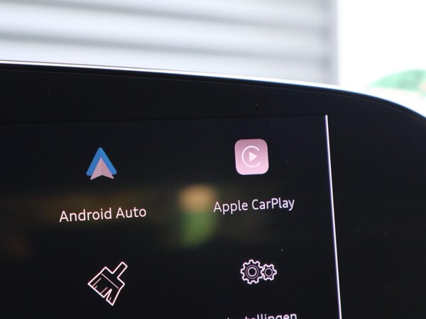 Apple Carplay/Android Auto Apple Carplay/Android Auto