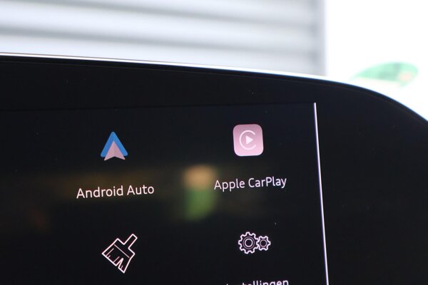 Apple Carplay/Android Auto Apple Carplay/Android Auto