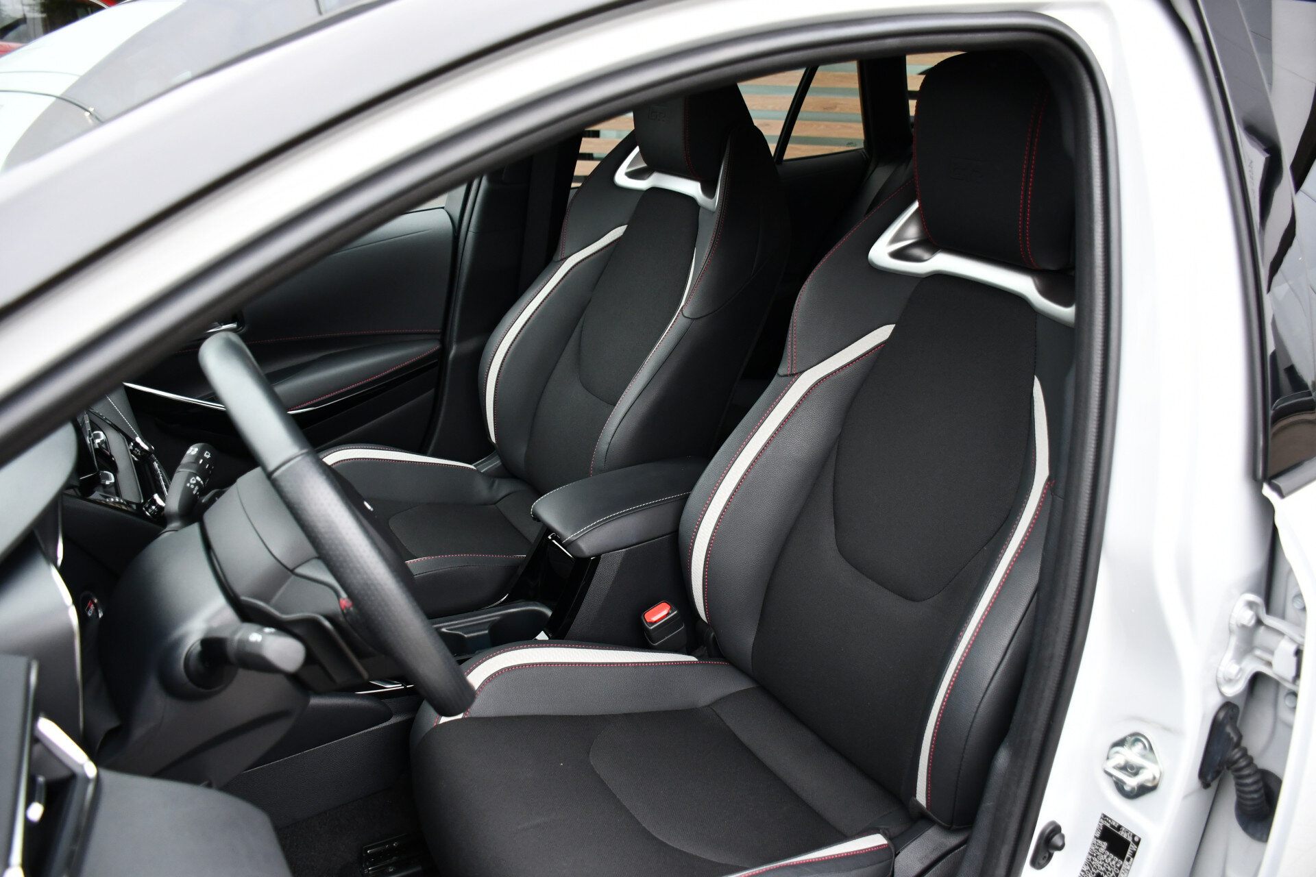 Toyota Corolla Touring Sports Hybrid 200 Business GR Sport Plus Limited Automaart 197pk - Afbeelding 2
