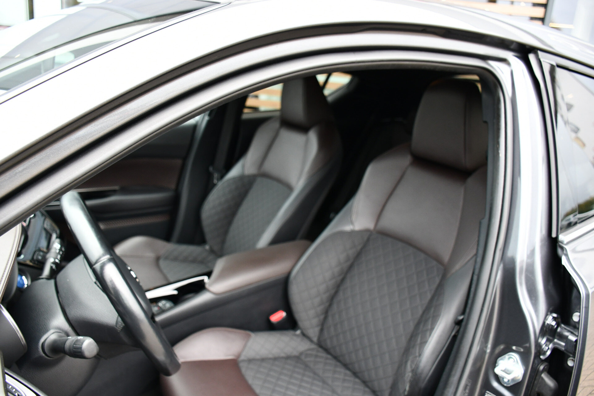 Toyota C-HR 1.8 Hybrid Executive Limited Automaat 122pk - Afbeelding 2