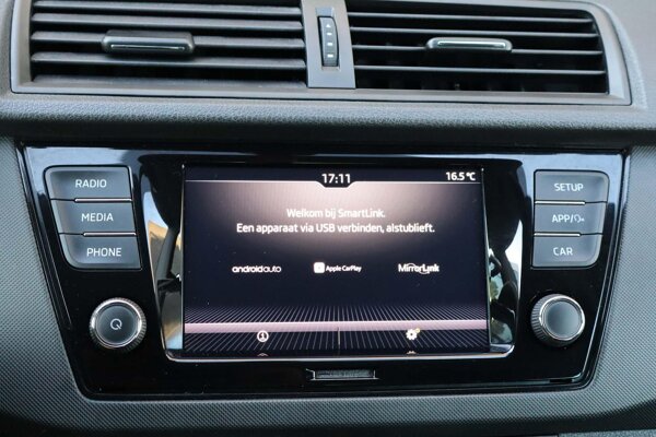 Apple Carplay/Android Auto Apple Carplay/Android Auto