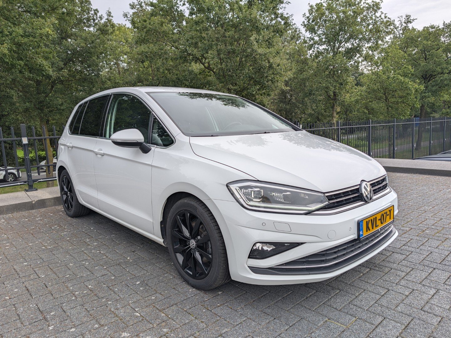 Volkswagen Golf Sportsvan 1.5 150PK Highline | Dynaudio | Stoel- Stuurverw. | LED | PDC | Camera | Full Options - Afbeelding 2