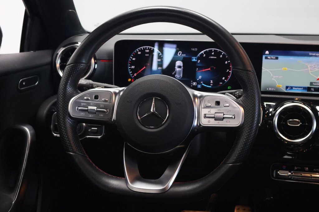 Mercedes-Benz A-Klasse 180 Bns Solution AMG | Panorama | Stoelverwarming | Camera - Afbeelding 2