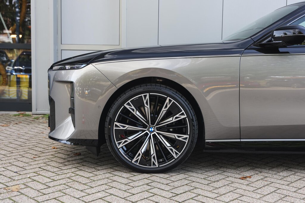 BMW i7 4