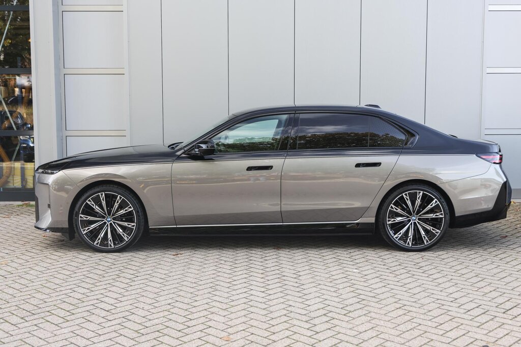 BMW i7 8