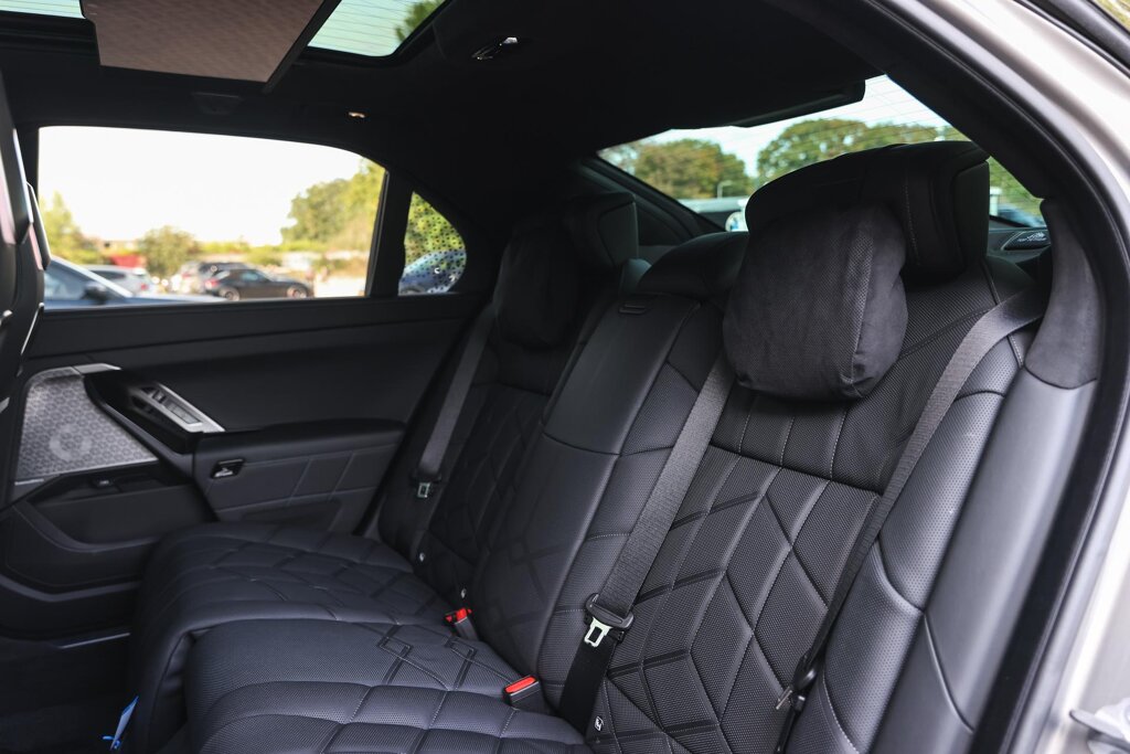 BMW i7 12
