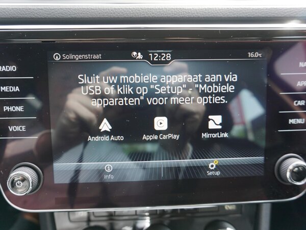 Apple Carplay/Android Auto Apple Carplay/Android Auto