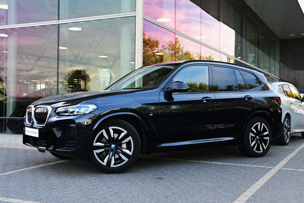 BMW iX3 1