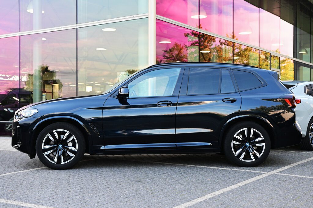 BMW iX3 5