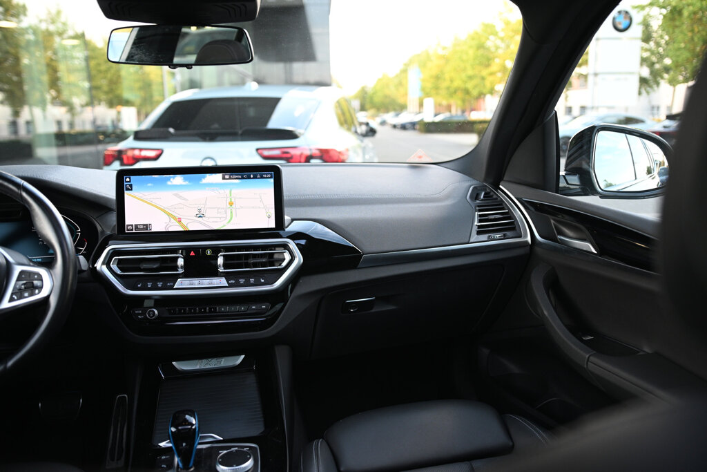 BMW iX3 27