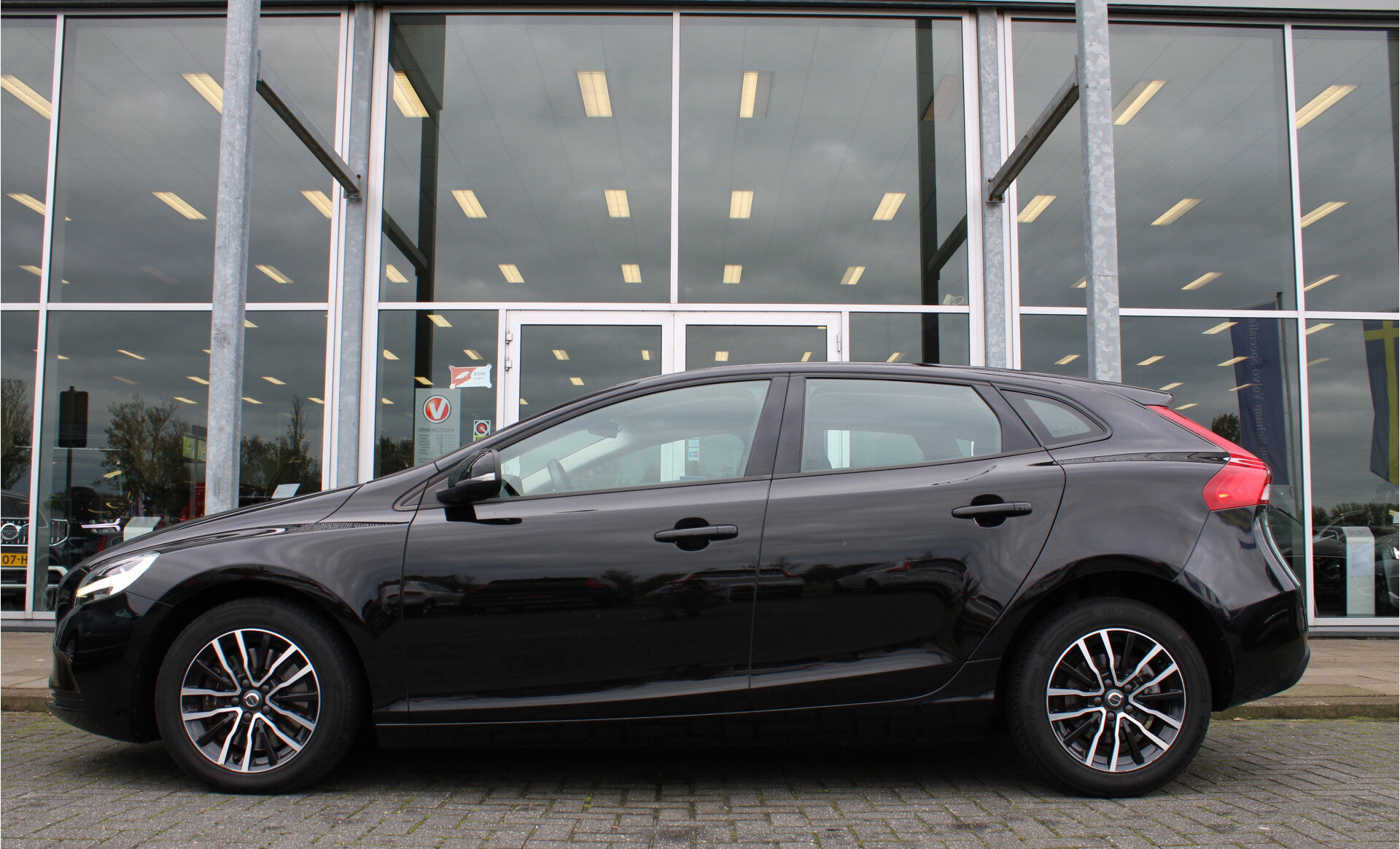 Volvo V40 T2 123PK Automaat Edition+ - Afbeelding 2
