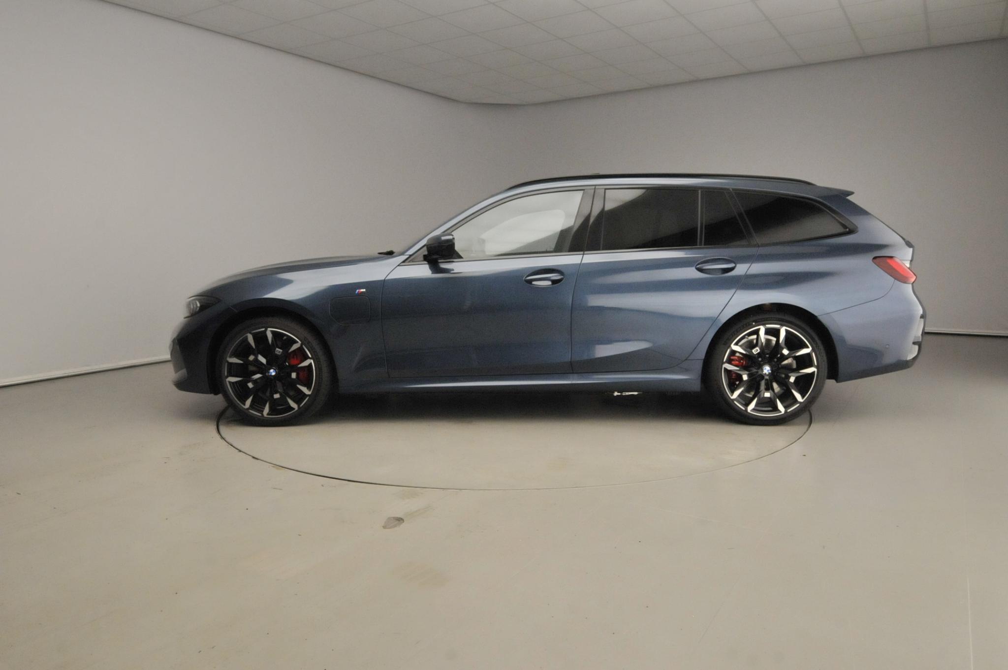 BMW 3 Serie Touring 330e - Afbeelding 2