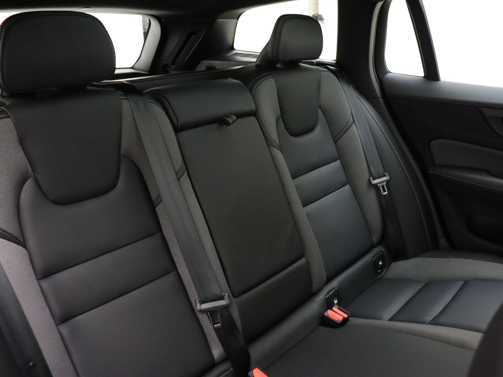 Volvo V60 T6 350pk AWD Plus Dark - Afbeelding 4