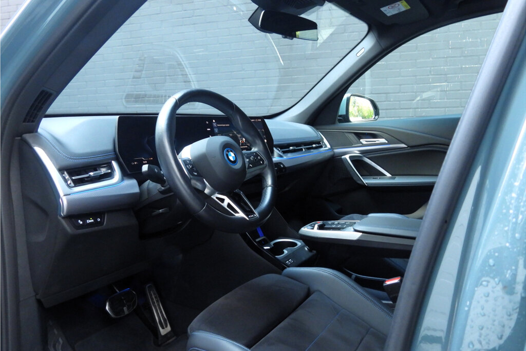 BMW iX1 10