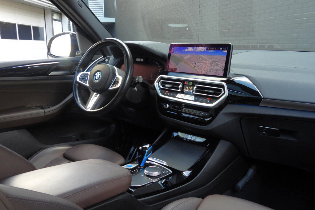 BMW iX3 28