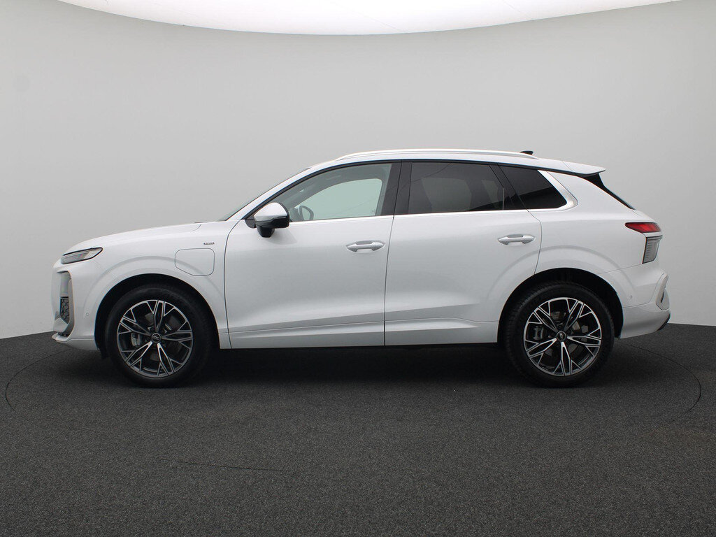 Audi Q3 1.5 e-hybrid S edition 272PK S-Tronic S-Line, Trekhaak, Achteruitrijcamera, Side Assist, Keyless, 19" LM Velgen, Stoelverwarming, Navi - Obraz 3