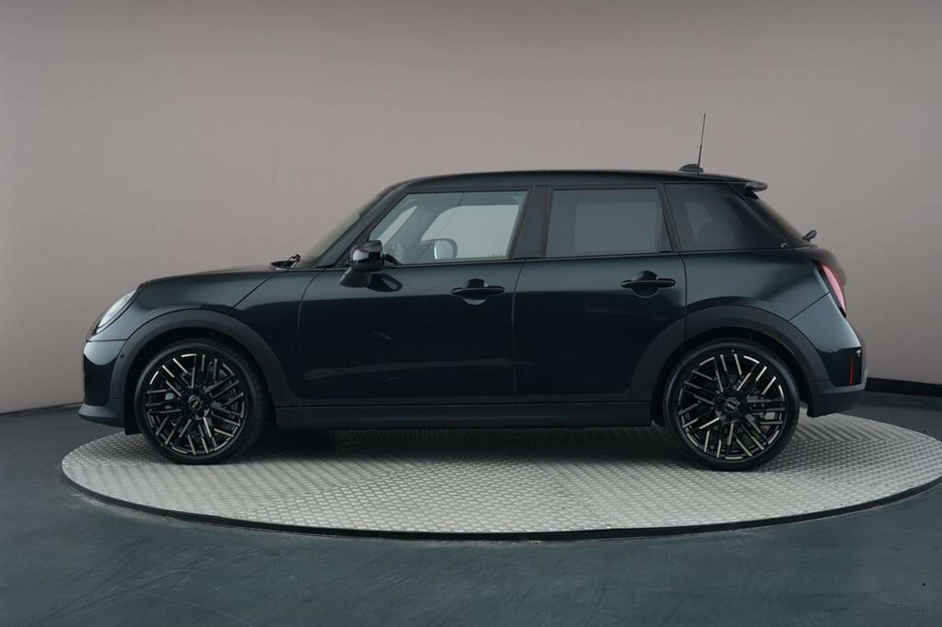MINI 5-Deurs Hatchback Cooper C Automaat / Favoured / Pakket M