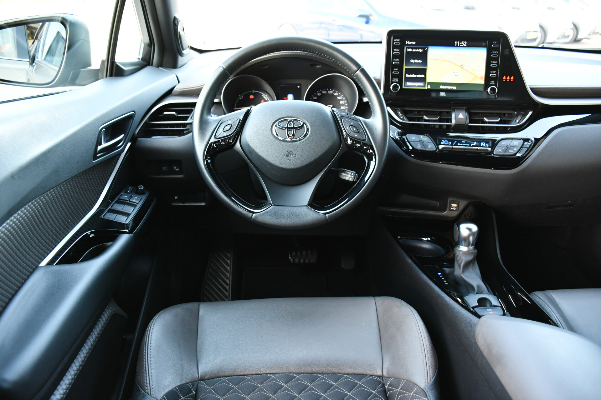 Toyota C-HR 1.8 Hybrid Executive Automaat 122pk - Afbeelding 2