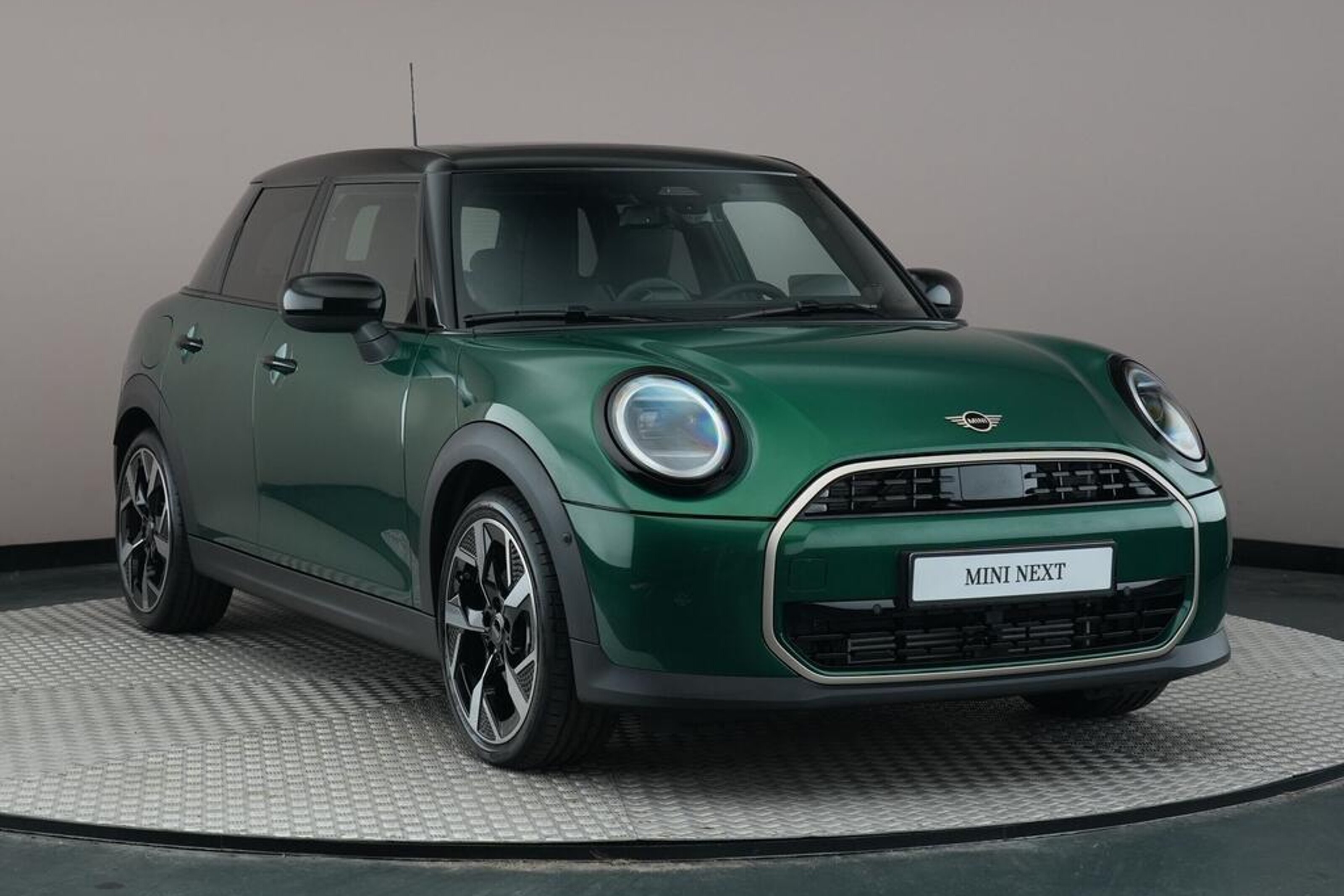 MINI 5-Deurs Hatchback Cooper C Automaat / Favoured / Pakket M