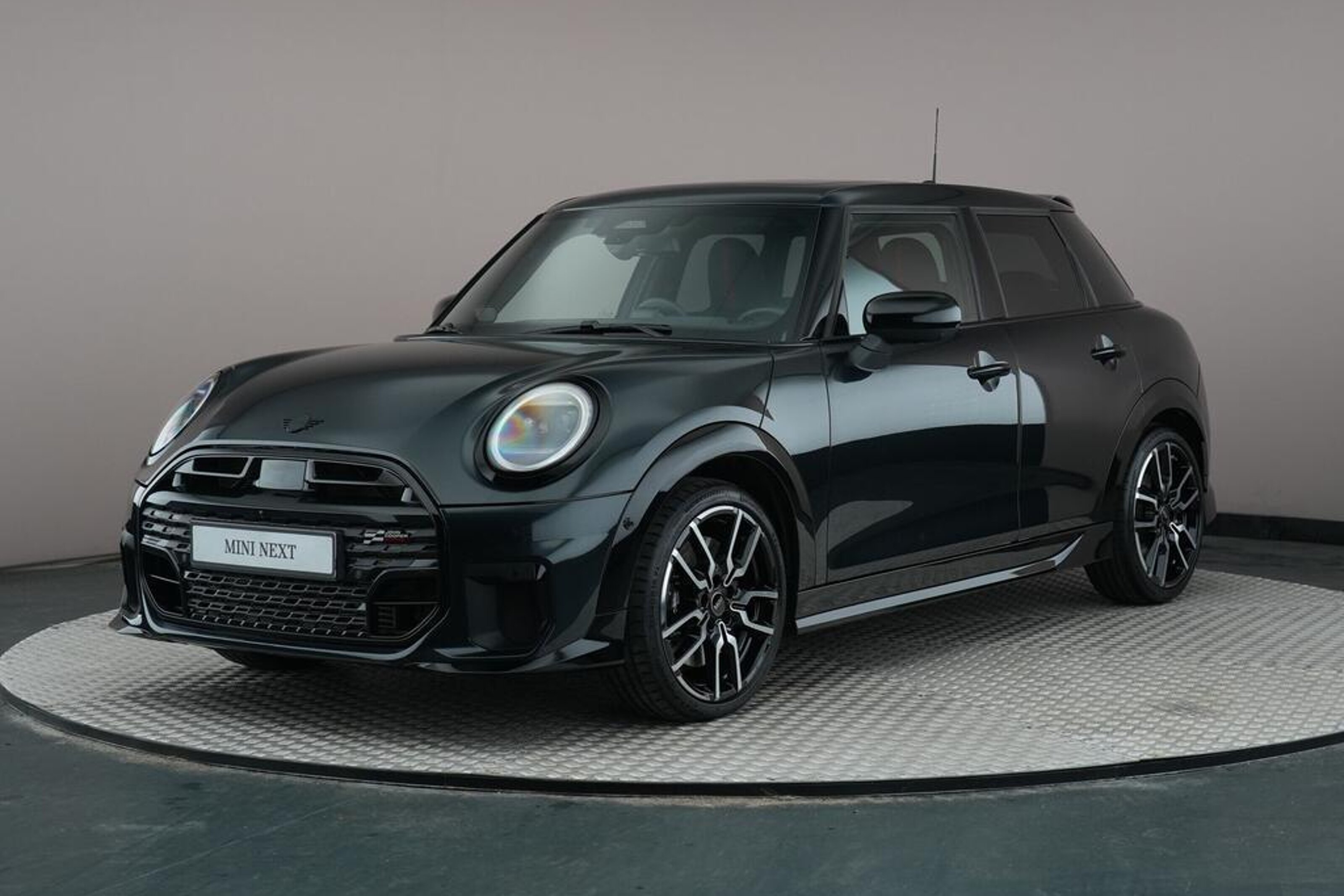 MINI 5-Deurs Hatchback Cooper C Automaat / John Cooper Works / Pakket L