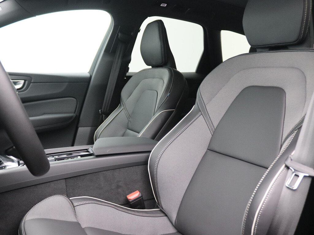 Volvo XC60 2.0 T6 Plug-in hybrid AWD Plus Black Edition 355PK Panoramadak, Trekhaak, 21" LM Velgen, Head-Up Display, 360gr. Camera, Elektr. Achterklep, Stoel-Stuurverwarming - Obraz 5