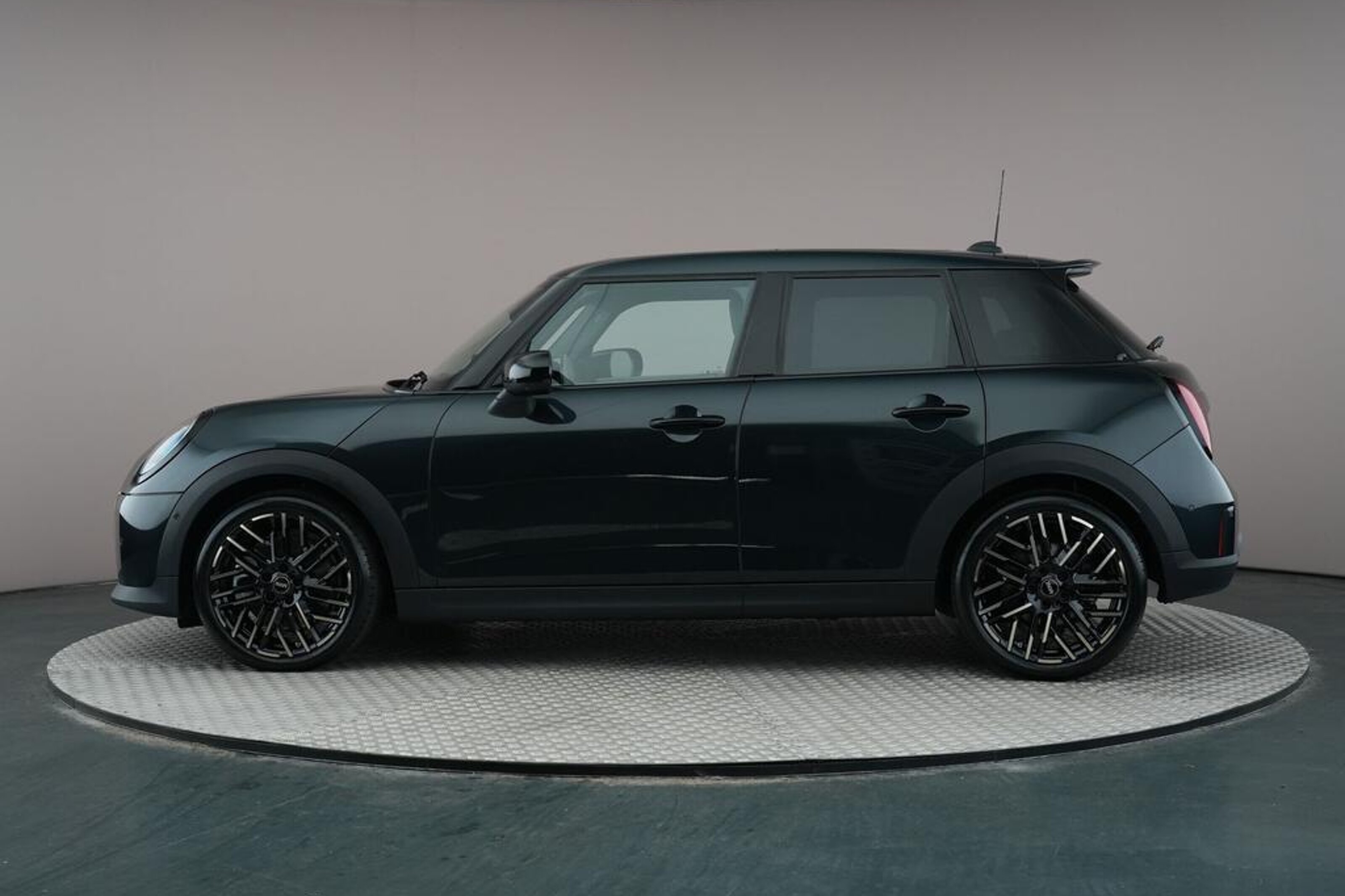 MINI 5-Deurs Hatchback Cooper S Automaat / Favoured / Pakket L