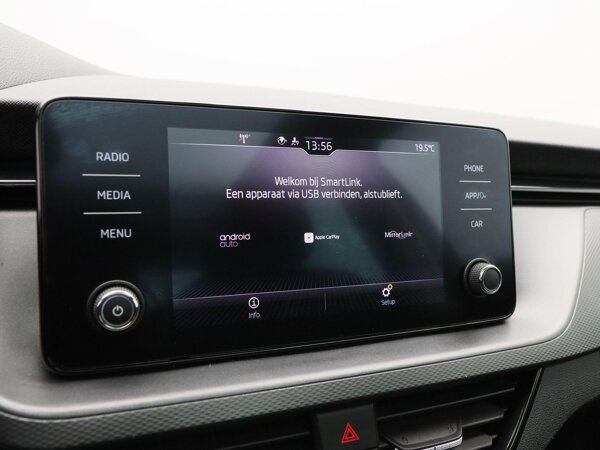 Apple Carplay/Android Auto Apple Carplay/Android Auto