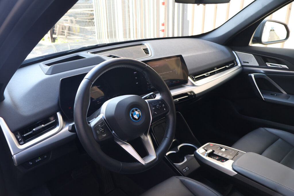 BMW iX1 13