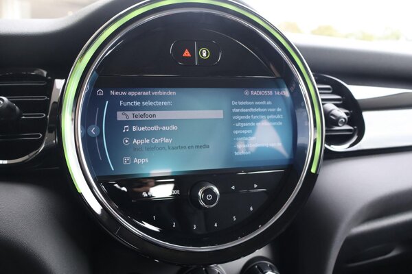 Apple Carplay/Android Auto Apple Carplay/Android Auto