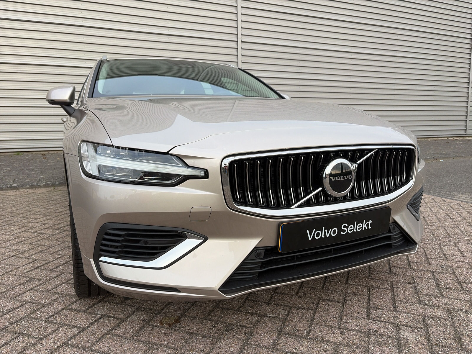 Volvo V60 T6 AWD 350PK Plug-in Hybrid Essential Bright - Afbeelding 4