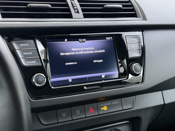 Apple Carplay/Android Auto Apple Carplay/Android Auto