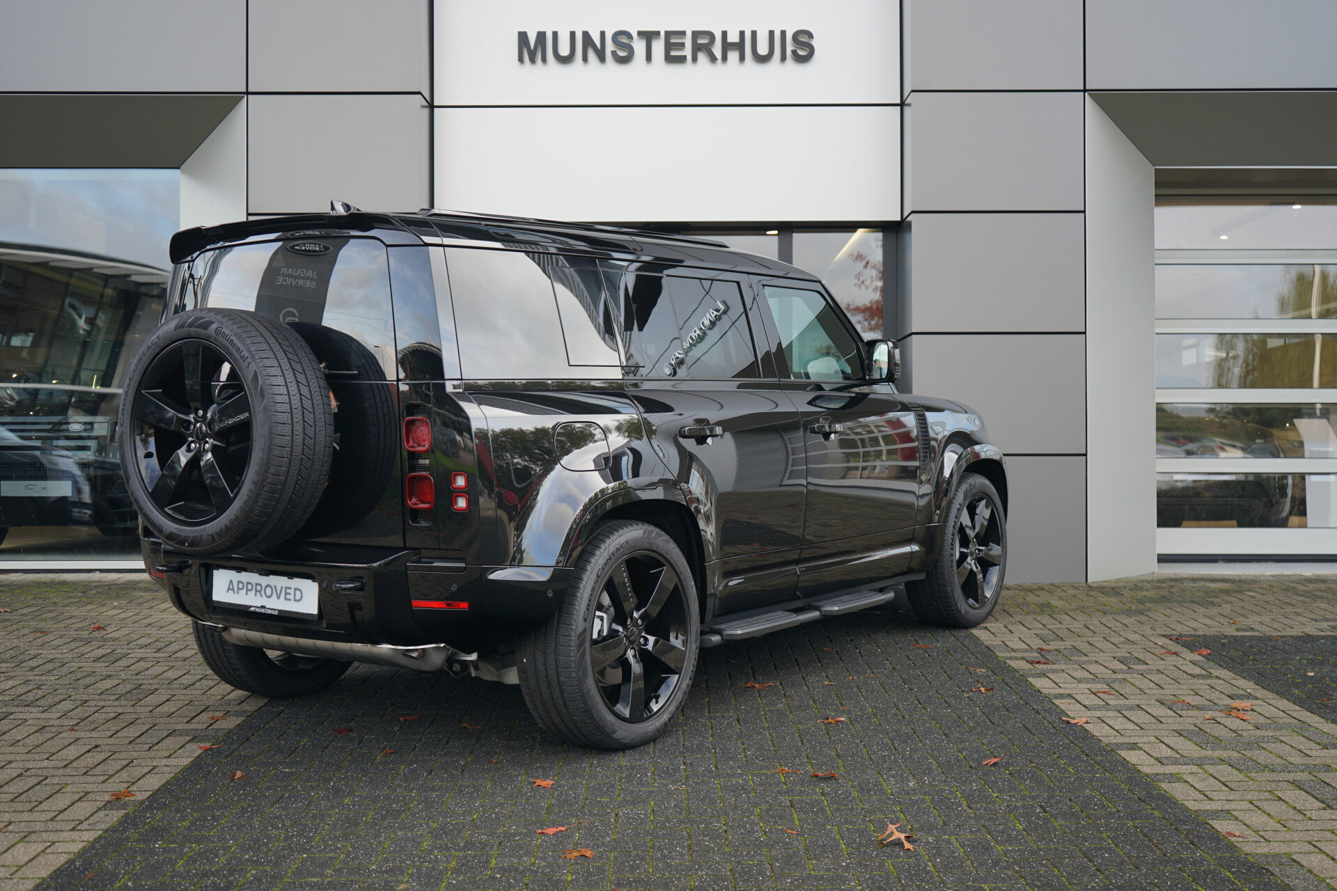 Land Rover Defender 110 P300e 110 X-Dynamic SE