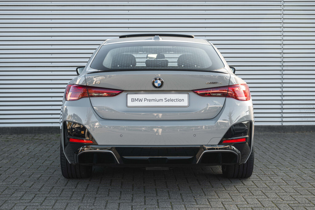 BMW i4 38