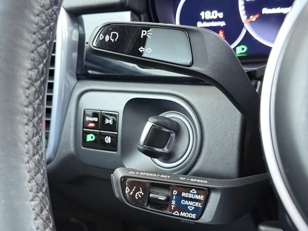 Adaptieve cruise control inclusief noodgevalassistent Adaptieve cruise control inclusief noodgevalassistent