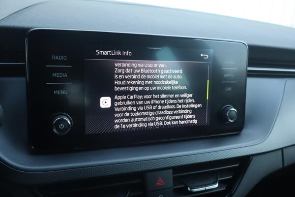 Apple Carplay/Android Auto Apple Carplay/Android Auto