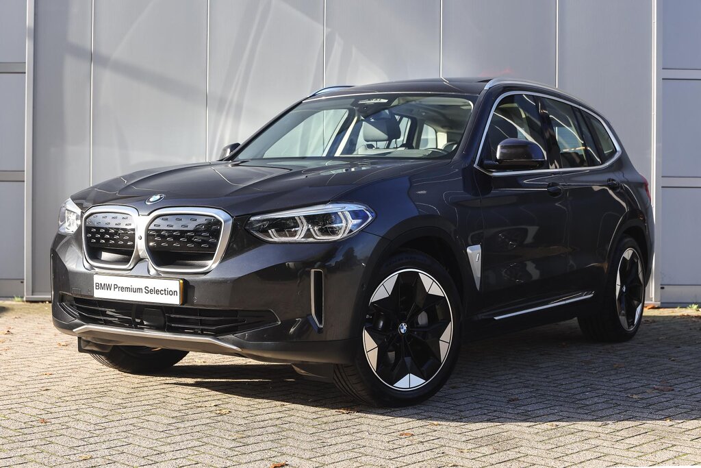 BMW iX3 1