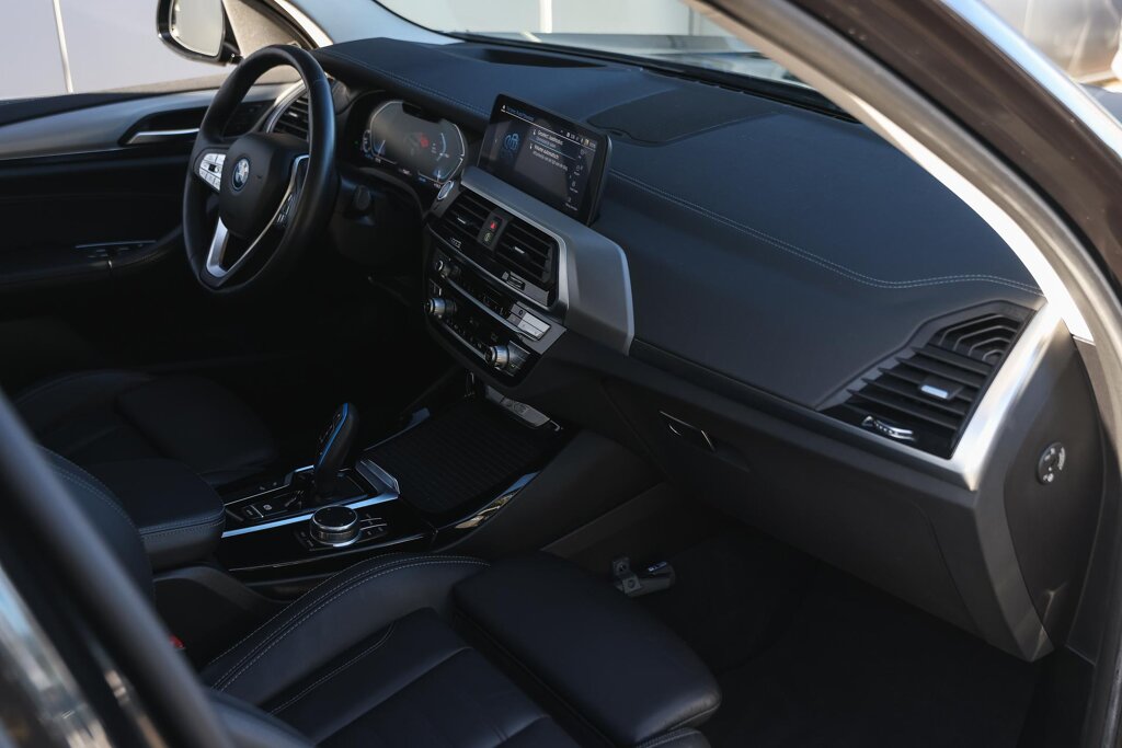 BMW iX3 11
