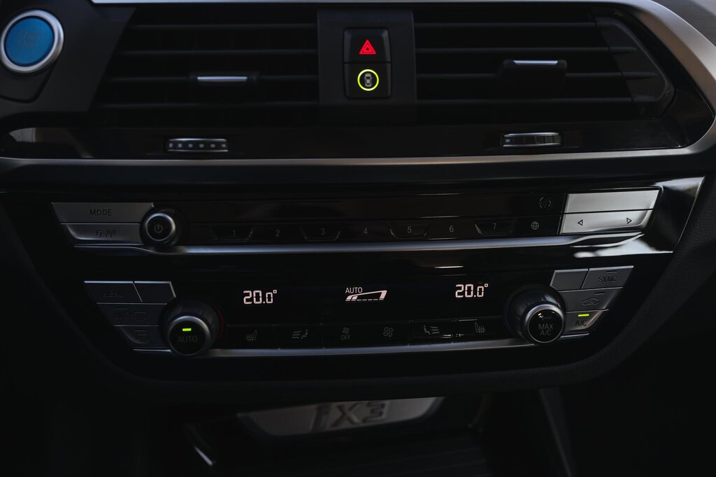 BMW iX3 14
