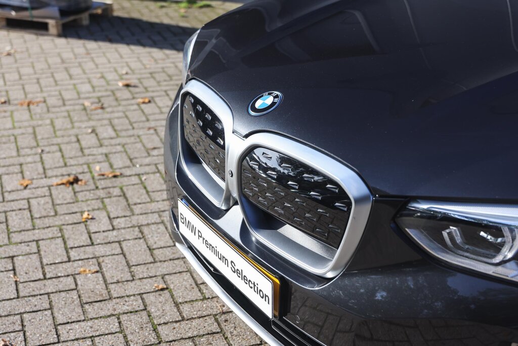 BMW iX3 31