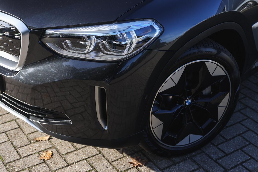 BMW iX3 33