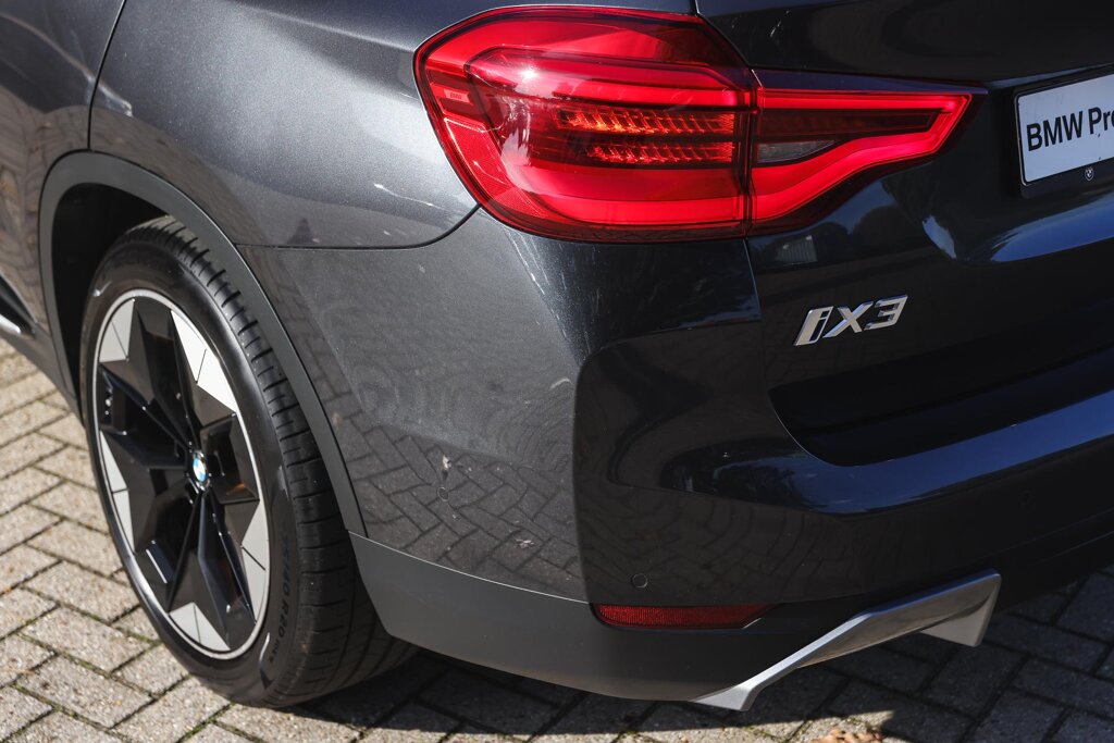 BMW iX3 36