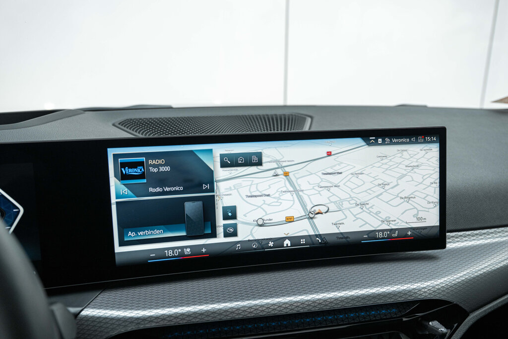 BMW i4 28