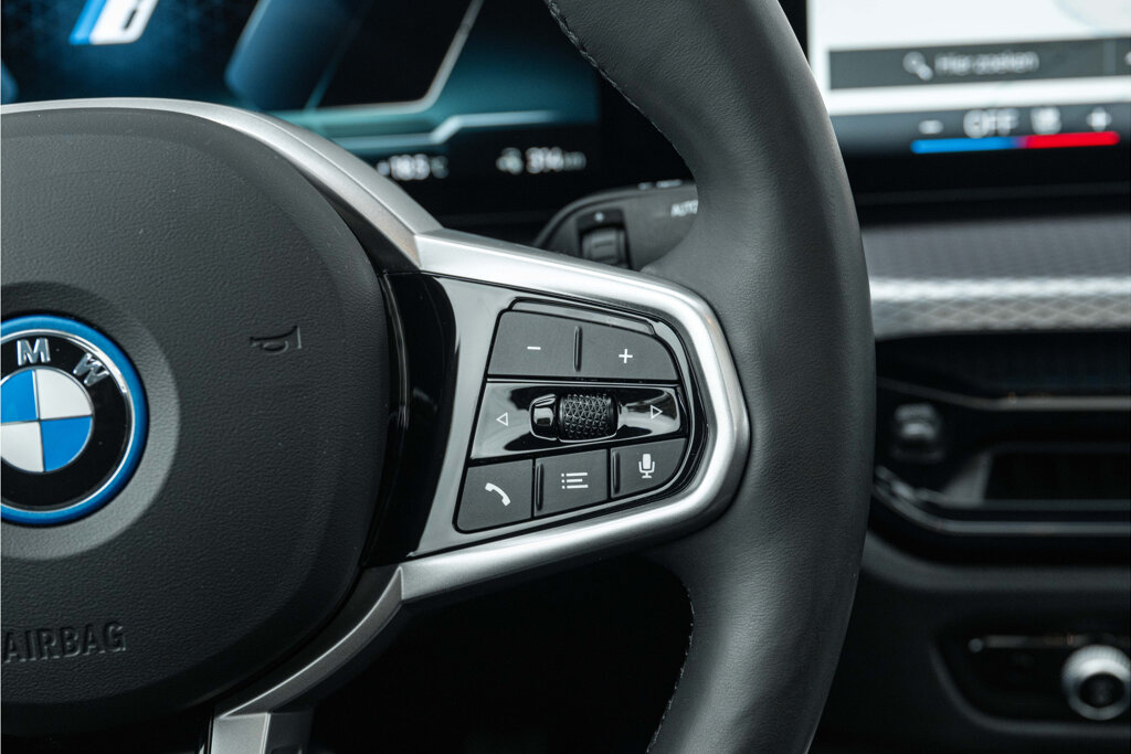 BMW i4 38