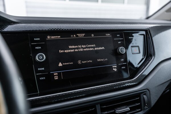 Apple Carplay/Android Auto Apple Carplay/Android Auto