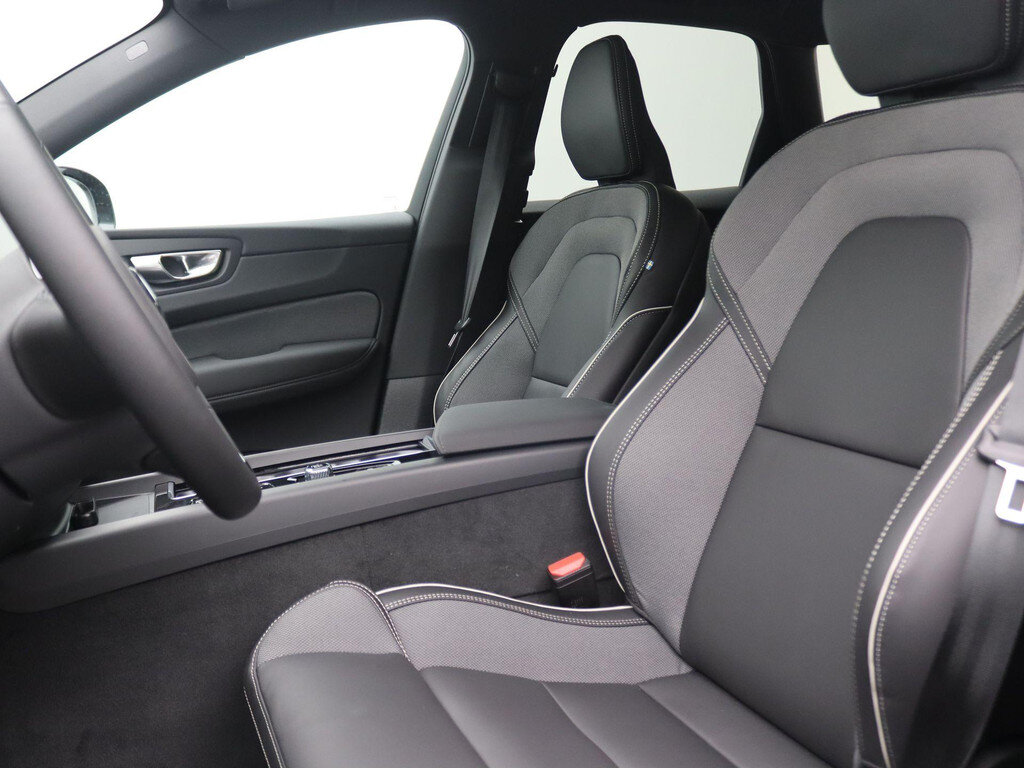 Volvo XC60 2.0 T6 Plug-in hybrid AWD Plus Black Edition 355PK Panoramadak, Trekhaak, 21" LM Velgen, 360gr. Camera, Head-Up Display, Elektr. Achterklep, Keyless, Memorystoel - Obraz 5