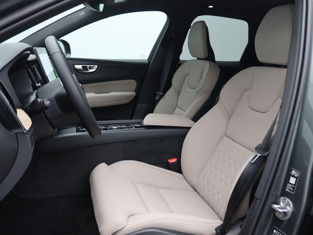 Volvo XC60 2.0 T6 Plug-in hybrid AWD Plus Dark 355PK Aut. Panoramadak, Trekhaak, Luchtvering, 21" LM Velgen, Alarm, Head-Up Display, 360gr. Camera, Stoel-Stuurverwarming, Memorystoel, Elektr. Achterklep - Obraz 5
