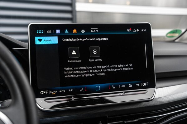 Apple Carplay/Android Auto Apple Carplay/Android Auto