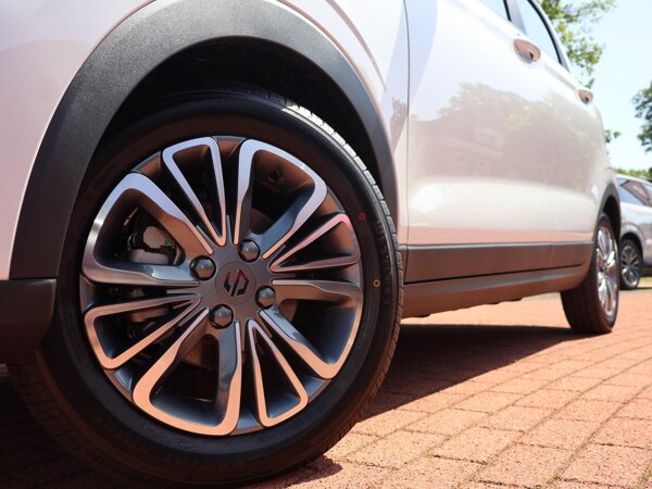 15'' lichtmetalen velgen met banden 165/65 R15 15'' lichtmetalen velgen met banden 165/65 R15