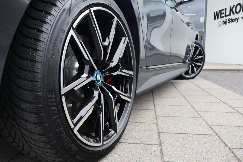 BMW i4 11
