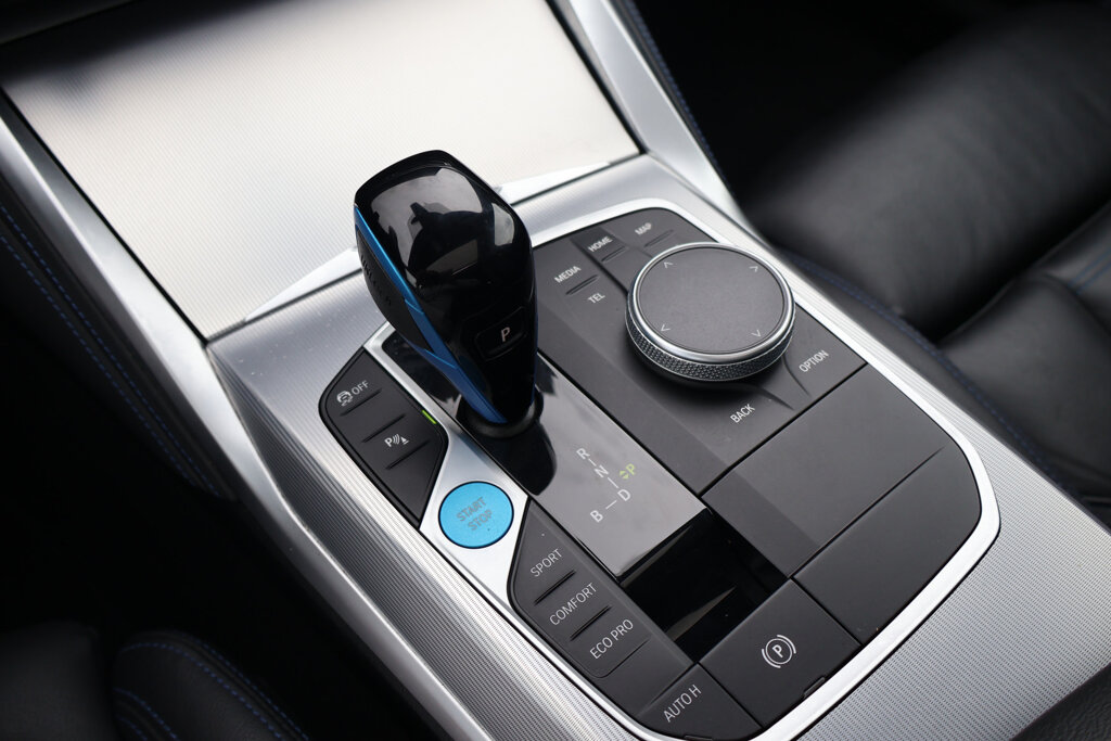 BMW i4 26